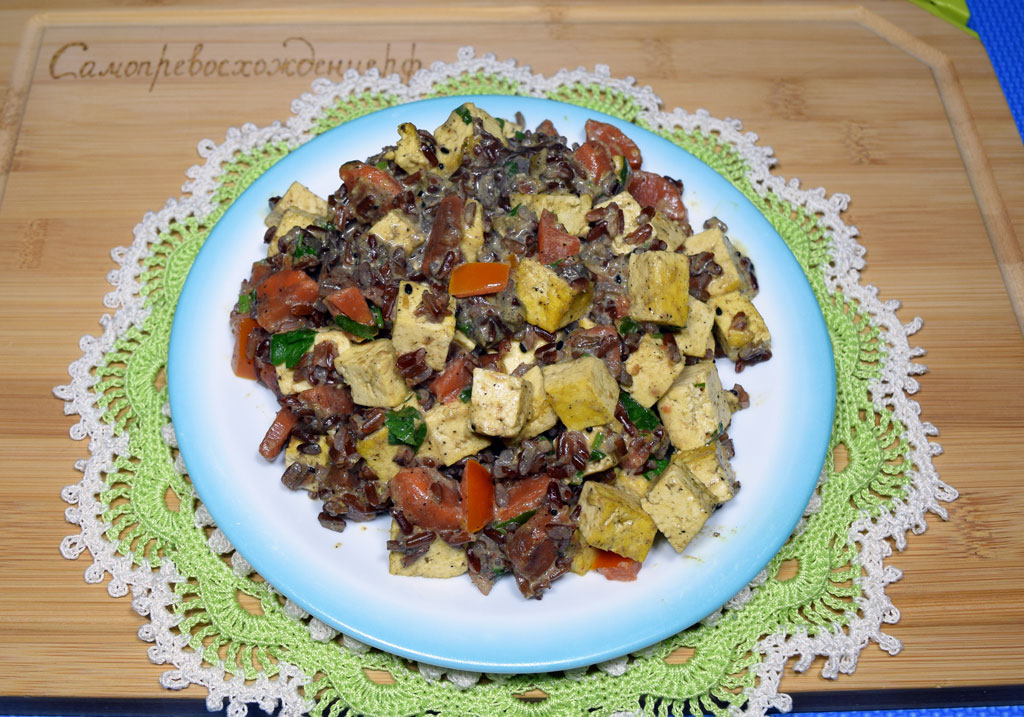 Рис красный с тофу и овощами в сливочном соусе